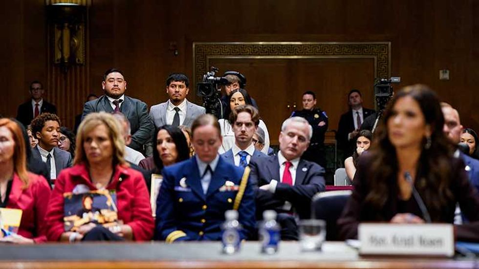 Noem拒绝关注被国土安全部暴力对待和逮捕的公民