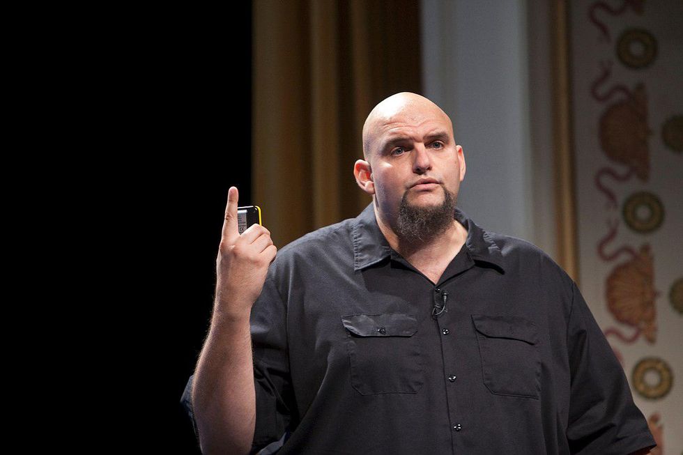 जॉन फेटरमैन ट्रंप पर नरम रुख अपनाने के बाद कड़े फैक्ट-चेक में बुरी तरह फंसे