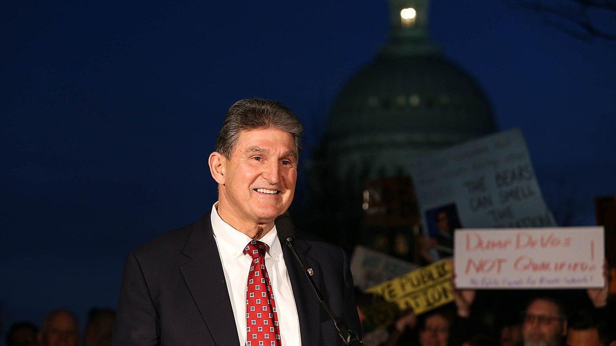 Journalists break down Manchin’s 'considerable financial interests' in fossil fuels