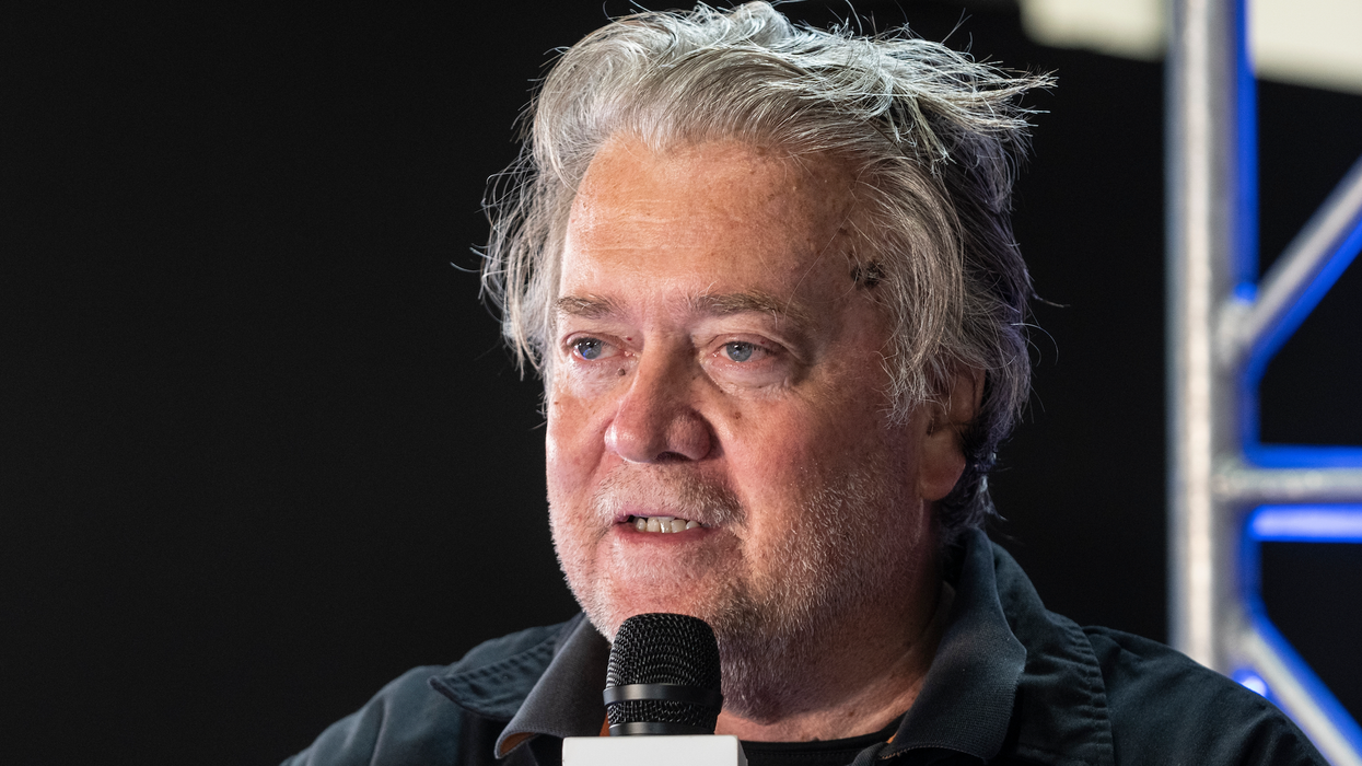 'Preaches humility while flying private': Analyst exposes Steve Bannon's 'shameless act'