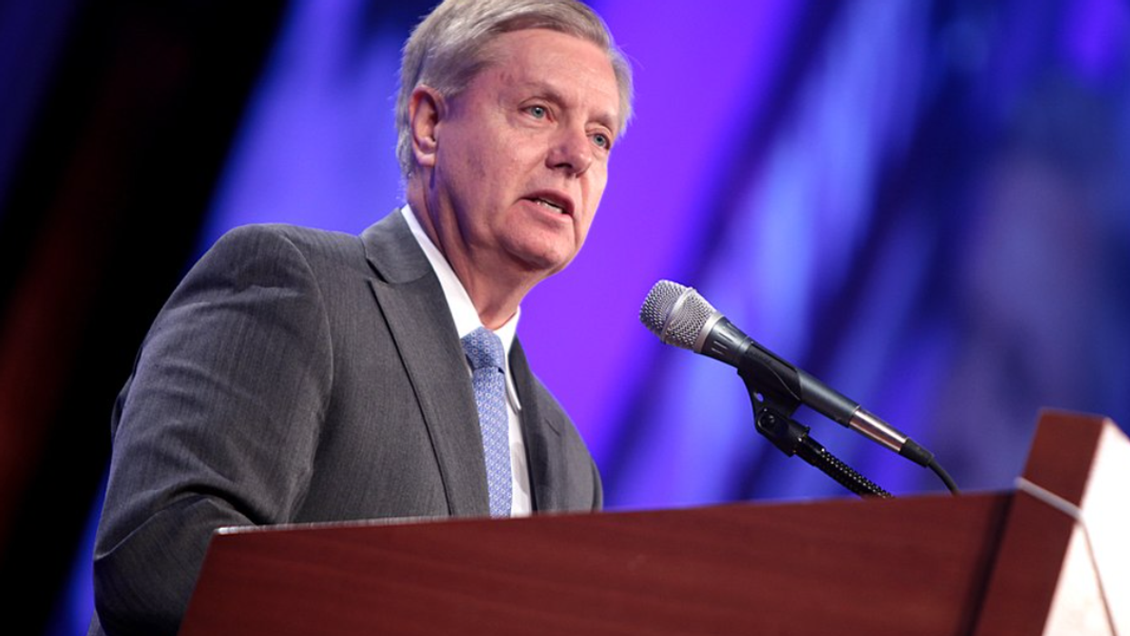 Lindsay Graham again consults with Trump's attorneys -- in the middle of the trial: 'They actually pulled him off the floor'