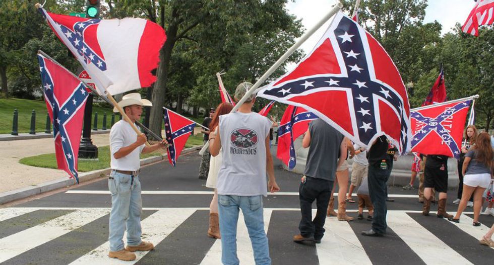 লাল রাজ্যের চরমপন্থী গ্রুপ নিজের শহর ভেঙে পড়ার পর নিভে যায়