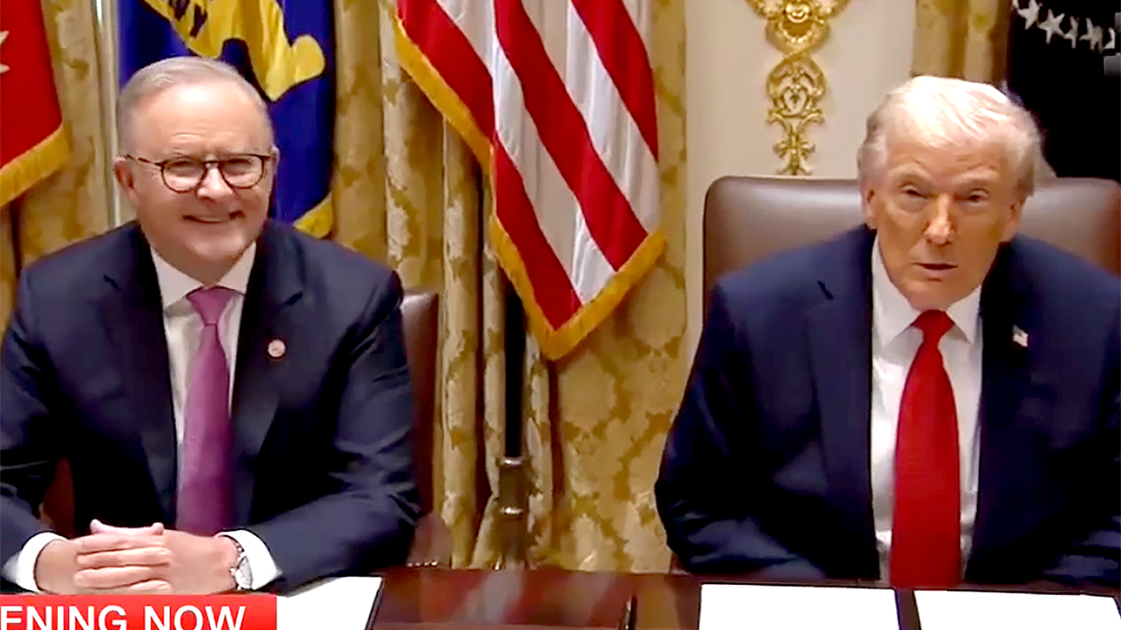 Trump goes on bizarre rant about 400-year-old mirror during Australia prime minister meeting