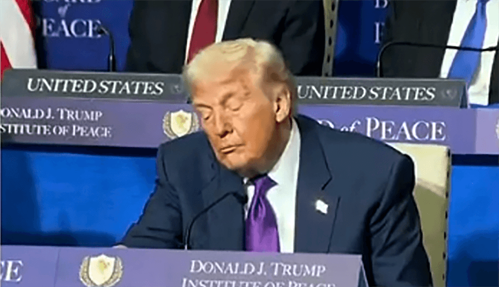 ทรัมป์ดิ้นรนพยายามตื่นตัวซ้ำแล้วซ้ำเล่าระหว่างการถ่ายทอดสดการประชุมสุดยอดคณะกรรมการสันติภาพ