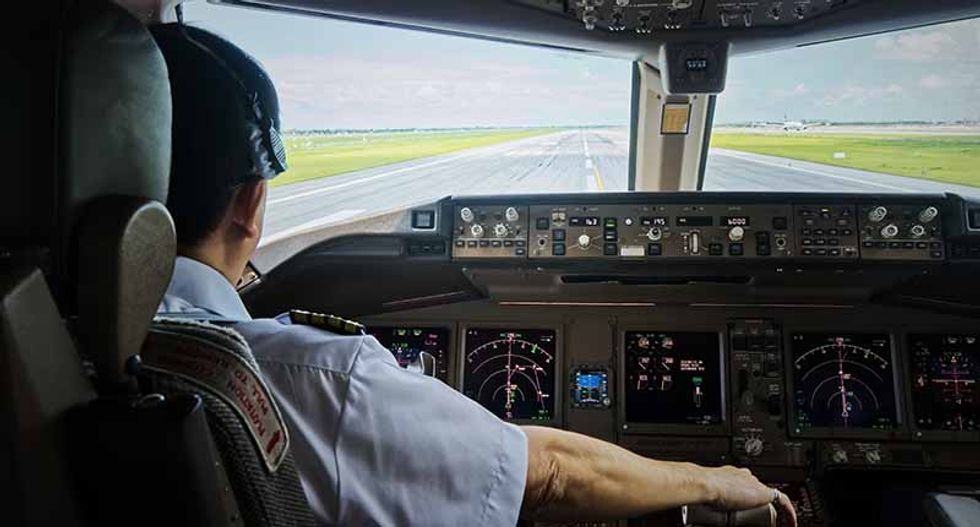 El piloto ofrece consejos irónicos a legisladores durante el vuelo tras el retraso causado por la fiesta de Trump en la UFC
