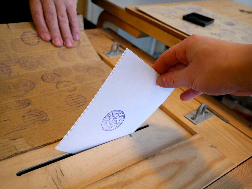 Paper Voting System New 'hybrid' voting system can change paper ballot after it's been cast ...