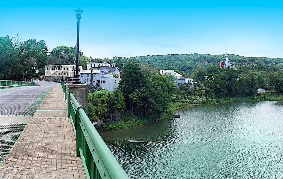 Welcome to 'Narrowsburg' -- a tiny town conned out of its Hollywood dreams