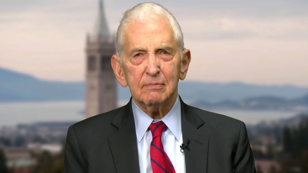Daniel Ellsberg: Espionage charges against Assange are most significant attack on press in decades