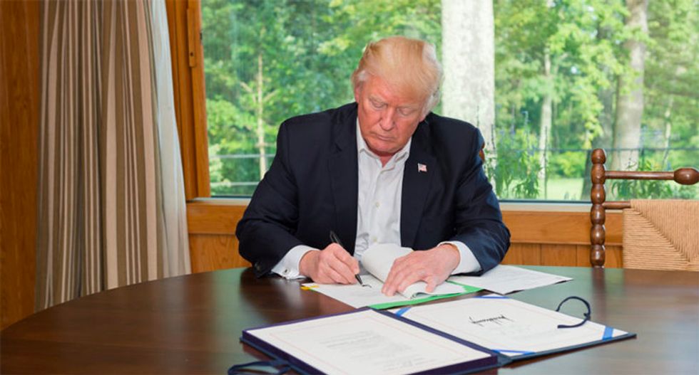 Trump's White House sends auto-reply email on government shutdown that's riddled with 'embarrassing' typos