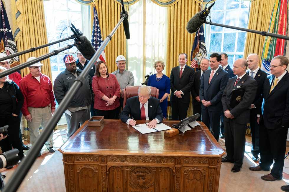 Ethics expert reveals the shady circumstances around the departure of Trump's communications director