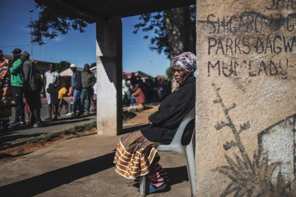 Violence and looting point to food crisis in South Africa coronavirus lockdown