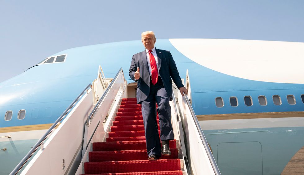 Ex-White House communications director says he has direct knowledge some Trump officials will resign following 'a further cascade of information'