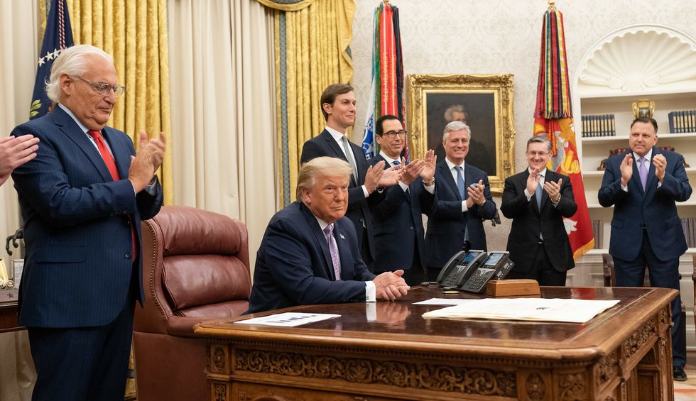 Reporter warns that the White House looks like a 'coronavirus breeding ground'