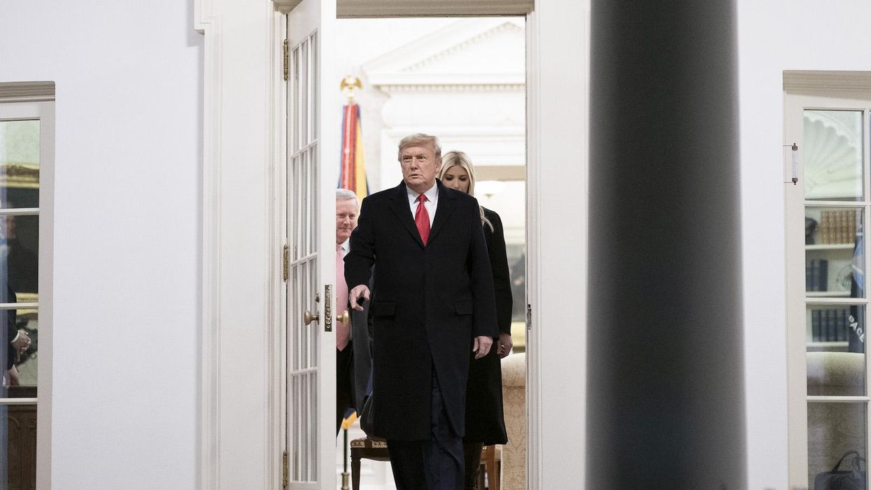 Photo raises alarms about a Trump ally still pushing election conspiracies at the White House