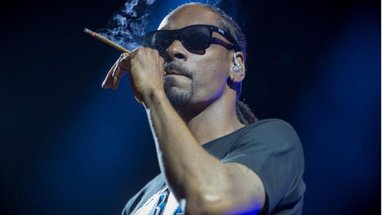 Twitter burns the 'New York Post' over story about Snoop Dogg smoking weed