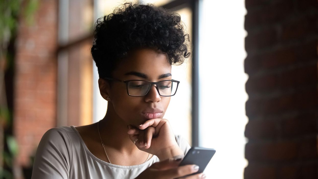 Scientists find link between looking at digital phone screens and premature aging: report