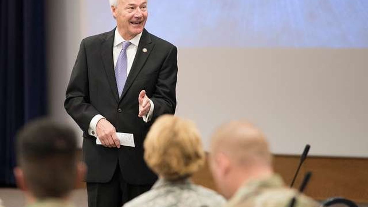 Anti-Trump GOP presidential candidate struggles to justify signing RNC 'loyalty pledge'