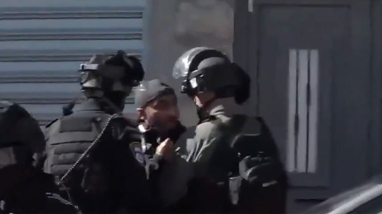 Israeli soldiers violently assault Palestinian journalist live on CNN