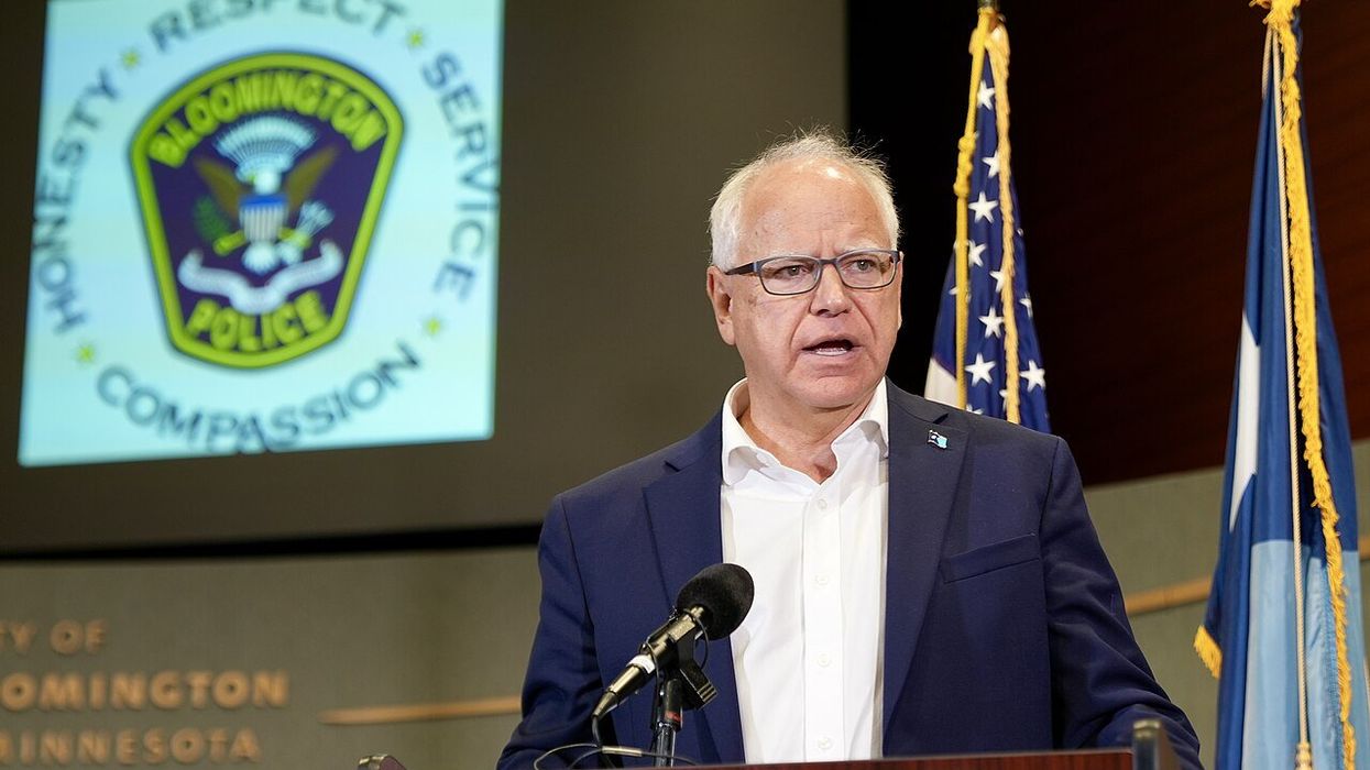 Tim Walz mocks anti-LGBTQ book bans during HRC speech