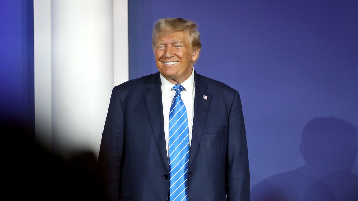 Trump appears to hand voters cash during Pennsylvania grocery store visit