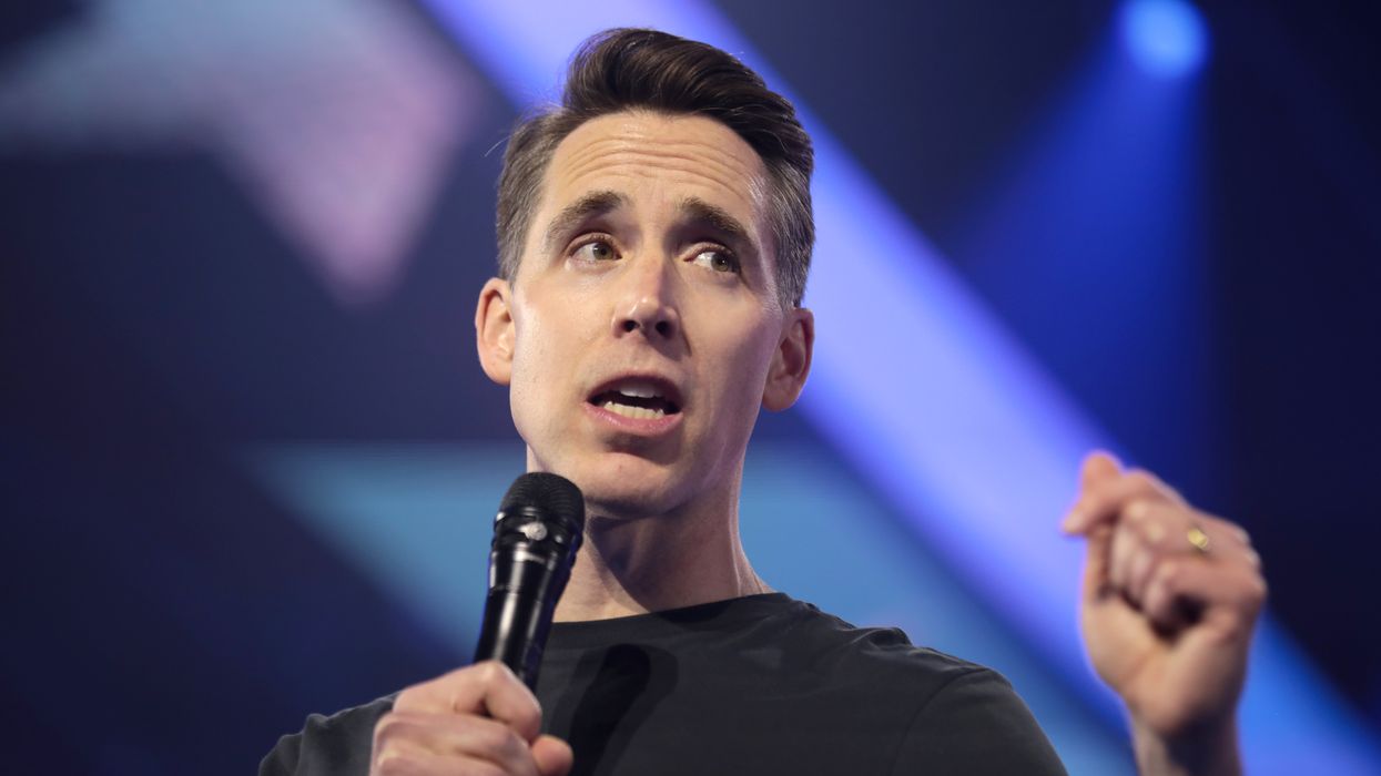 Hawley throws Hegseth under the bus: 'Not 100% clear who Trump really wants right now'
