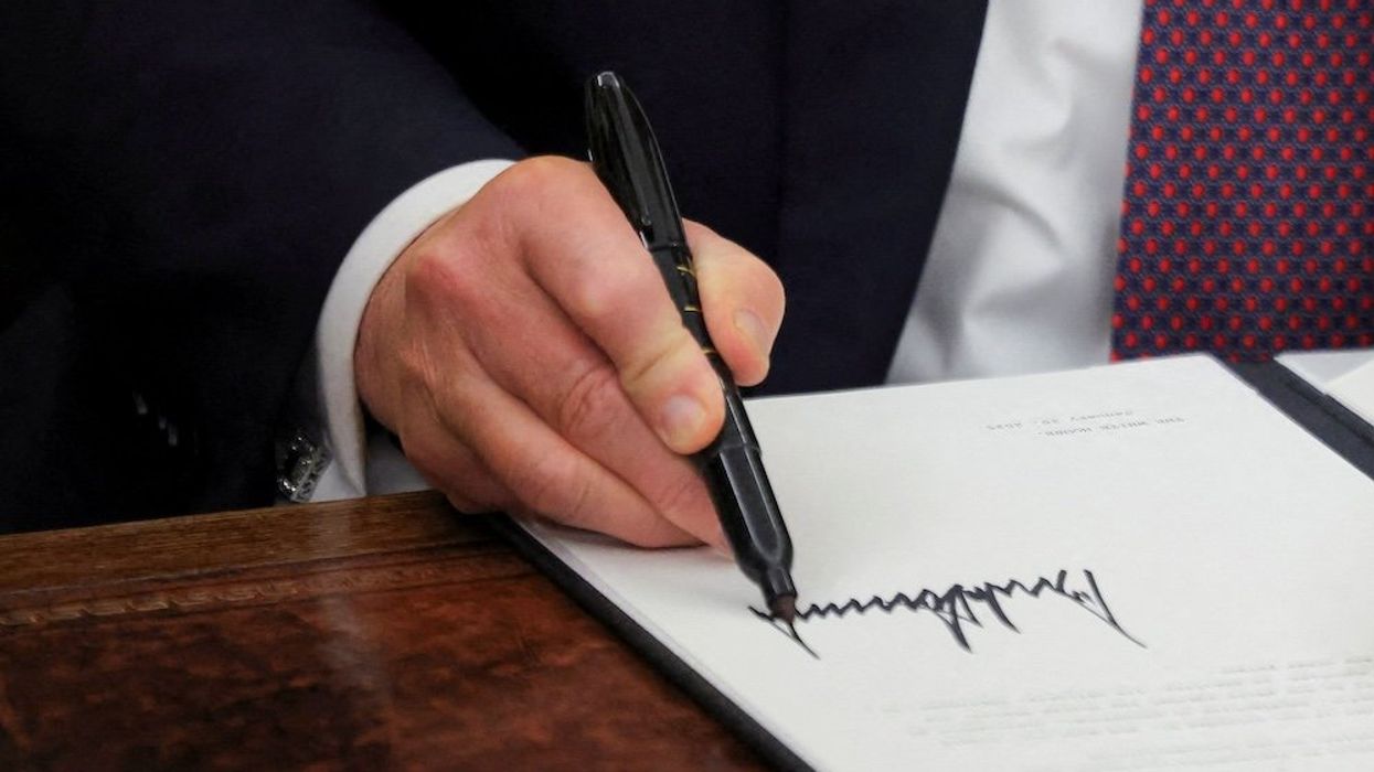 'Poor, slipshod work': Trump accused of 'obviously' using AI to write executive orders