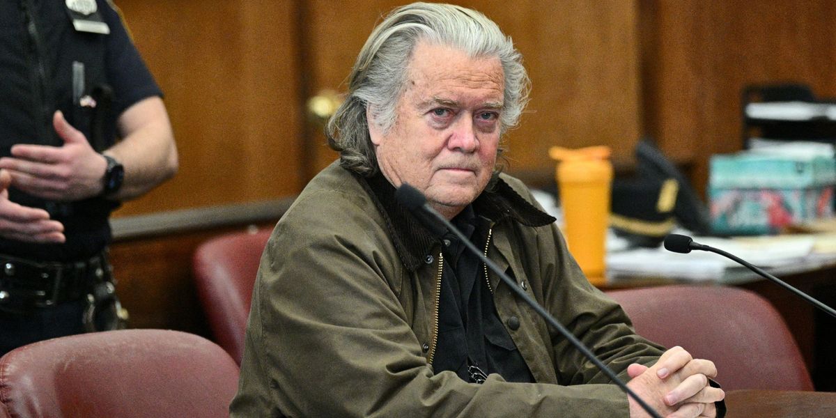 Trump tries to 'rewrite the past' with 'unprecedented' gift to Steve Bannon - Alternet.org