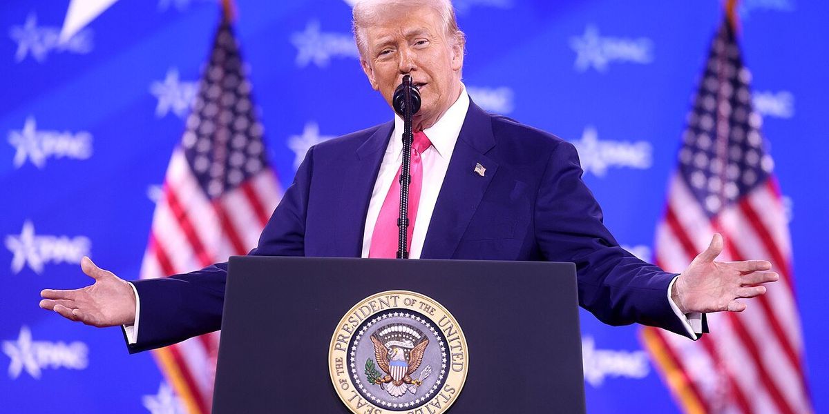 CNN reporter flags Trump security issue: 'Should he be answering calls ...