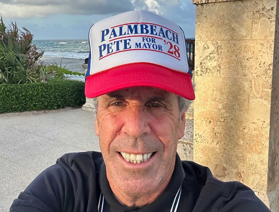 Un doble de Jeffrey Epstein entra en la carrera por la alcaldía en la ciudad natal de Trump