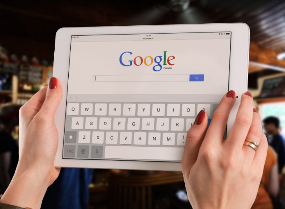 Google Doesn't Show a Bias for the Left or Right  -  But It Does Favor Mainstream Sources