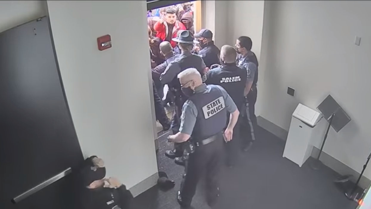 Republican lawmakers caught helping pro-Trump mobs at US Capitol, Oregon statehouse