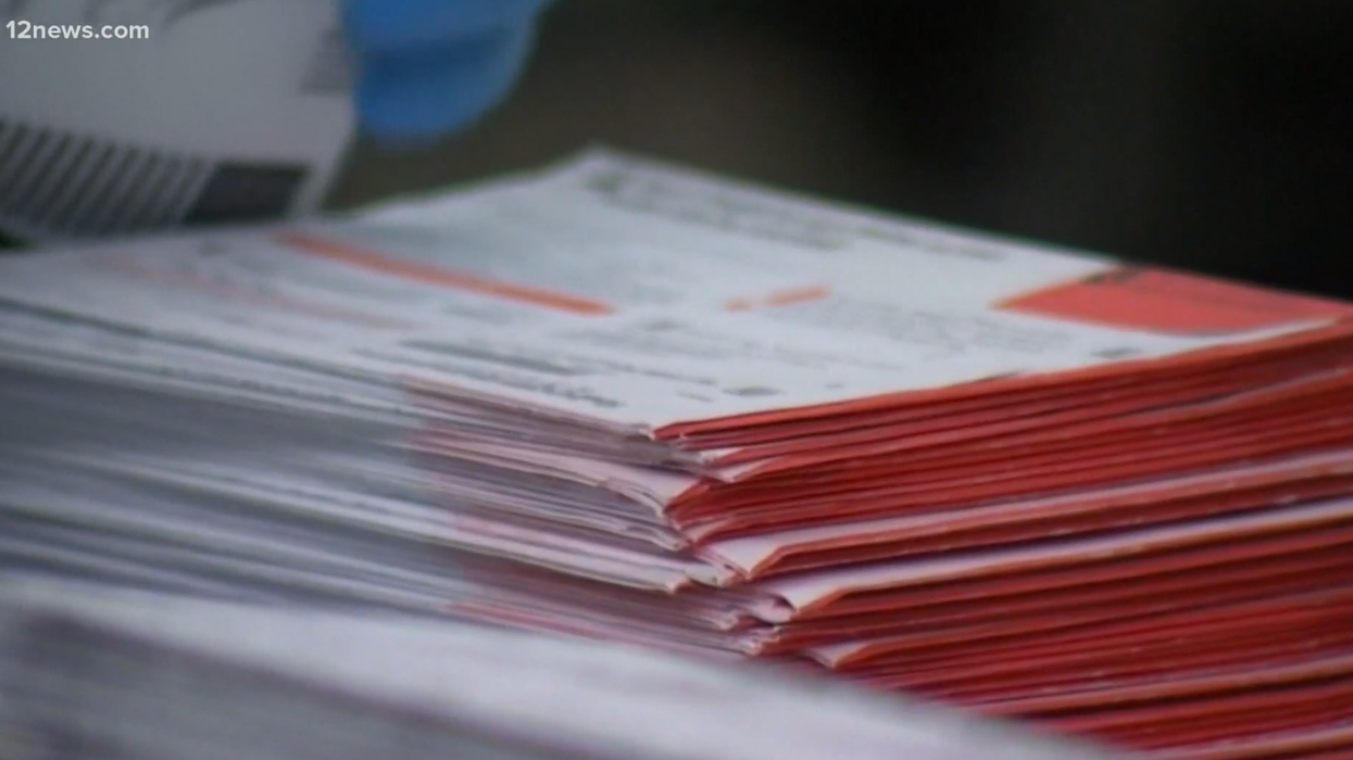 Arizona newspaper exposes all the Republicans rushing into the state to learn about bogus election audit