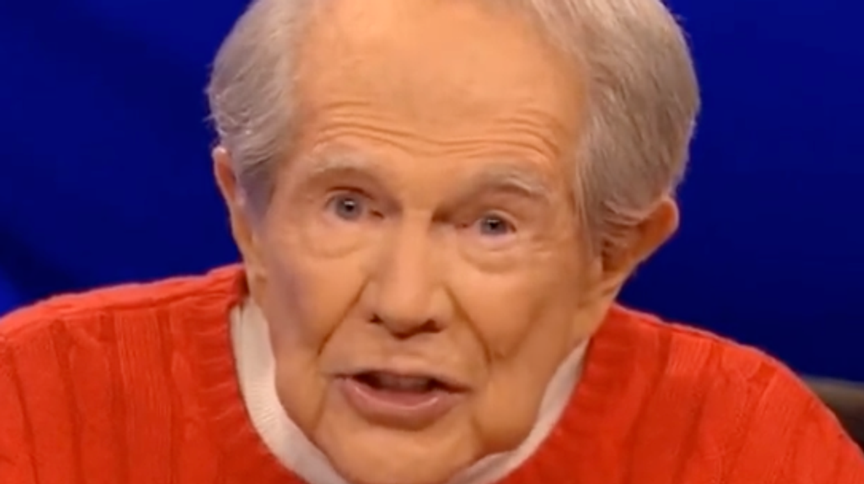 Pat Robertson says POTUS should threaten Russia with nuclear war