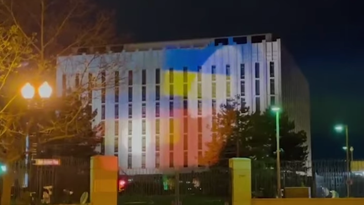 Russia tries and fails to outshine Ukrainian flag projection on its DC embassy