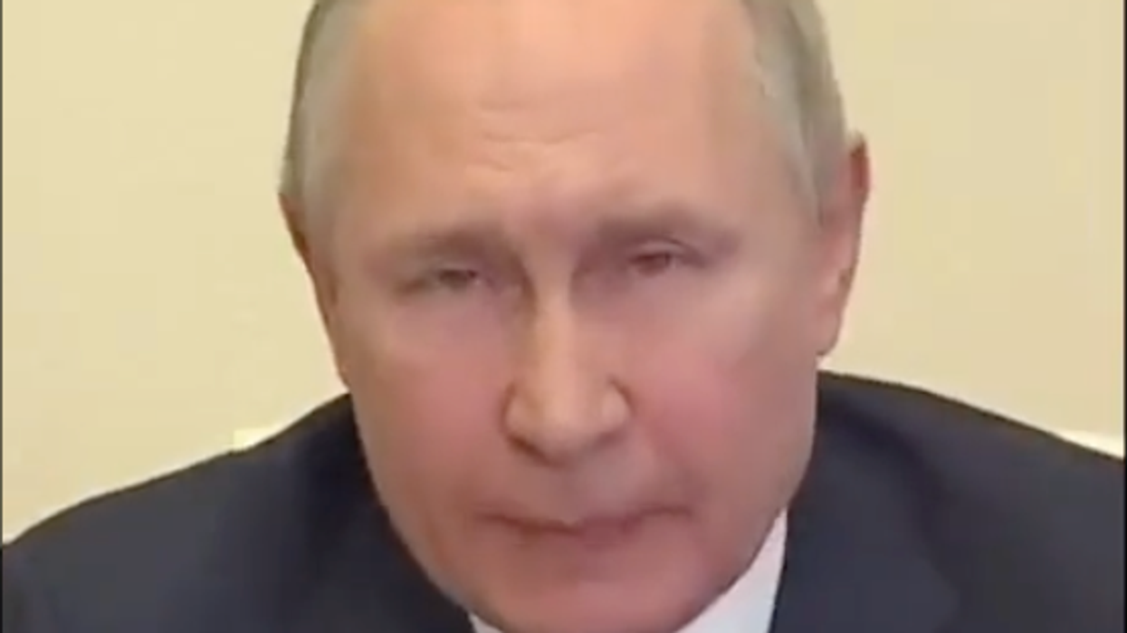 Russian troops are over Vladimir Putin's war and are telling each other to 'shoot yourself in the legs': report
