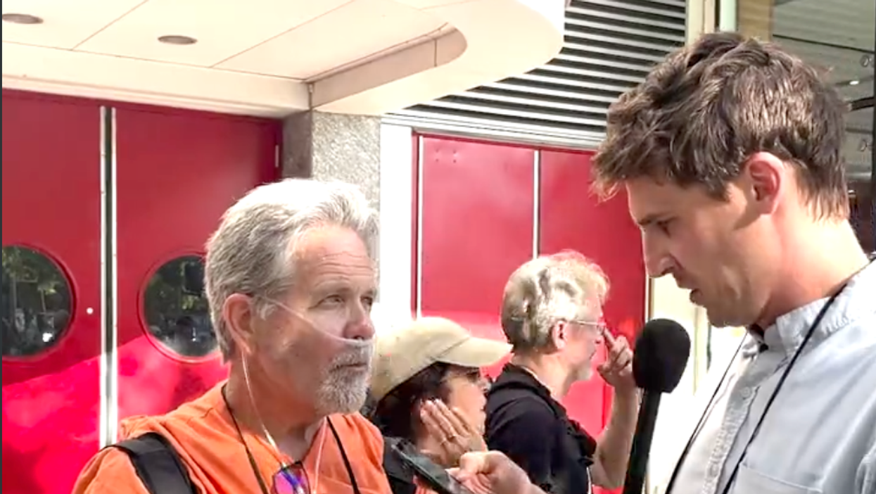 Comedian rapid-fire fact-checks NRA attendee claiming that hammers kill more Americans than guns