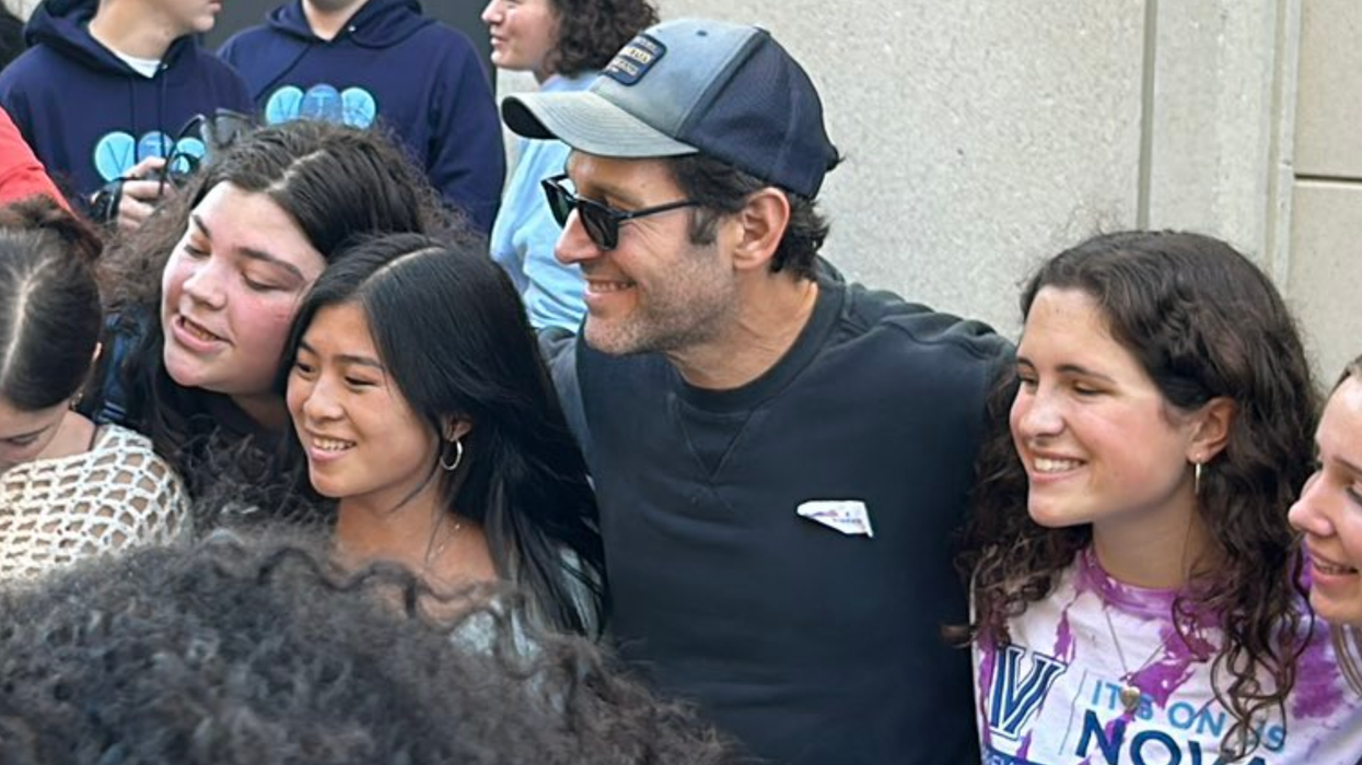 'A wonderful thing': Actor Paul Rudd gives water to PA voters 'waiting in line for a long time'