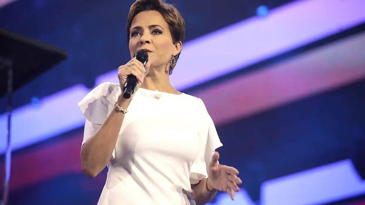 Critics spot Kari Lake in 'the swamp' as her husband’s cushy Kennedy Center gig is revealed