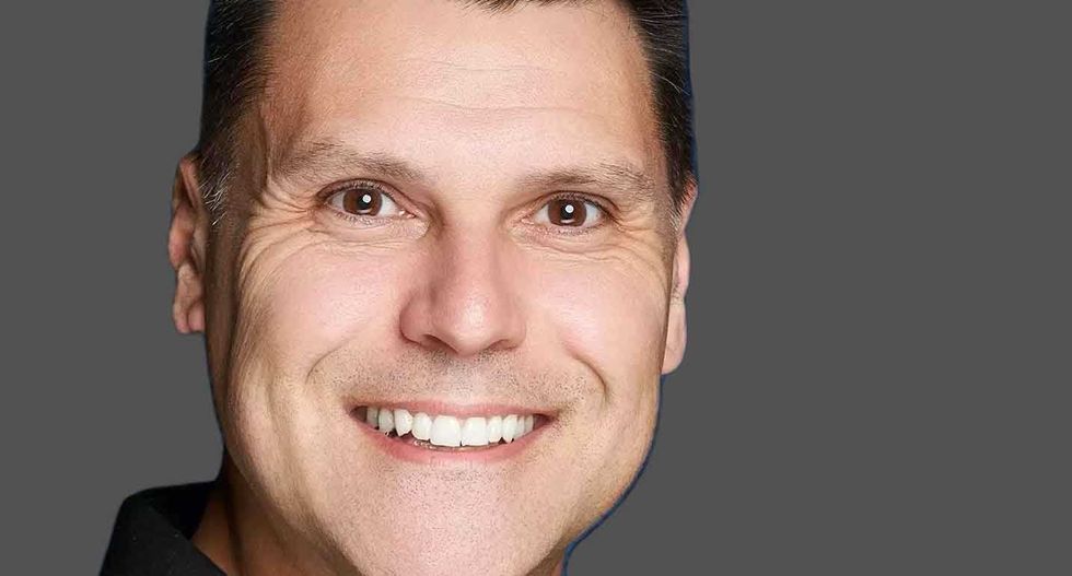 میزبان MAGA که «عمیقاً شرمسار» است پس از جنجال برای درخواست «از بین بردن» فرماندار دموکرات عقب‌نشینی می‌کند