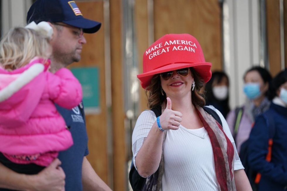 Аналитик развенчивает миф о расколе MAGA: последователи Трампа поверят во что угодно