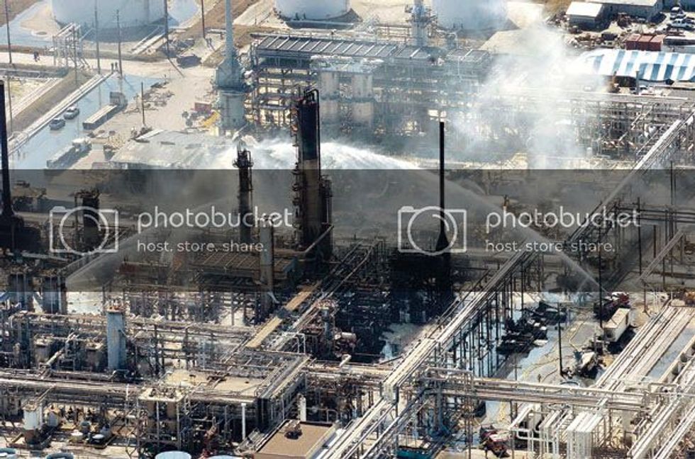  photo 2005-bp-texas-city-refinery-explosion_zpse4a242b2.jpg