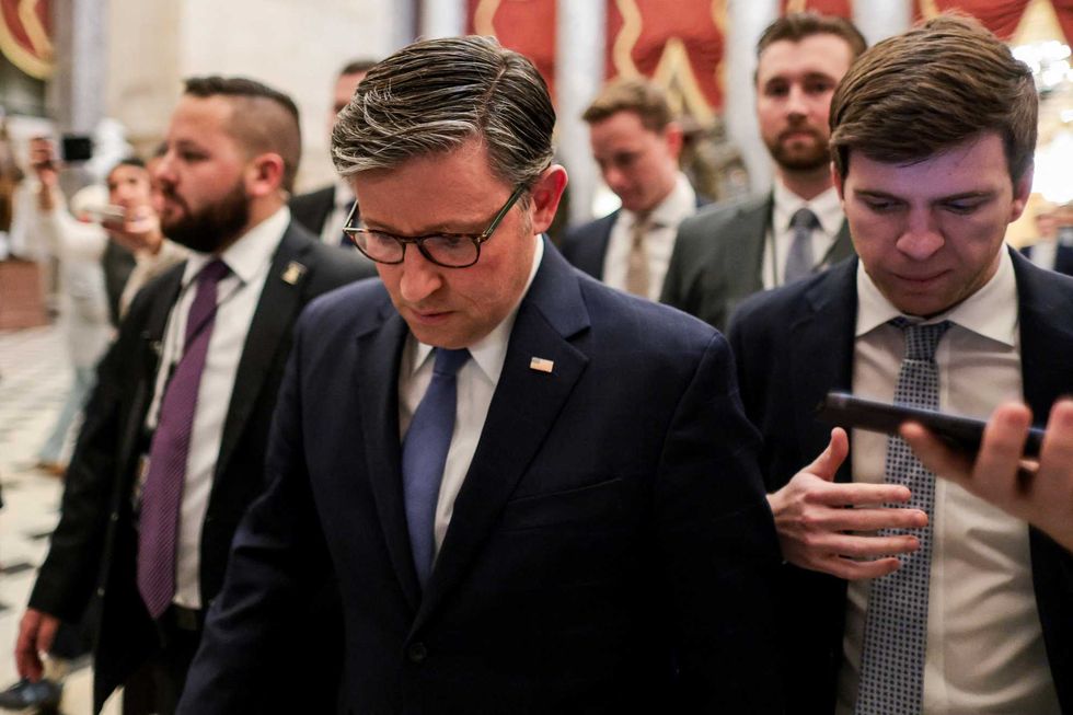 Johnson Supplica un Rappresentante GOP di Non Ritirarsi per Evitare un 'Colpo Enorme' alla Sua Maggioranza