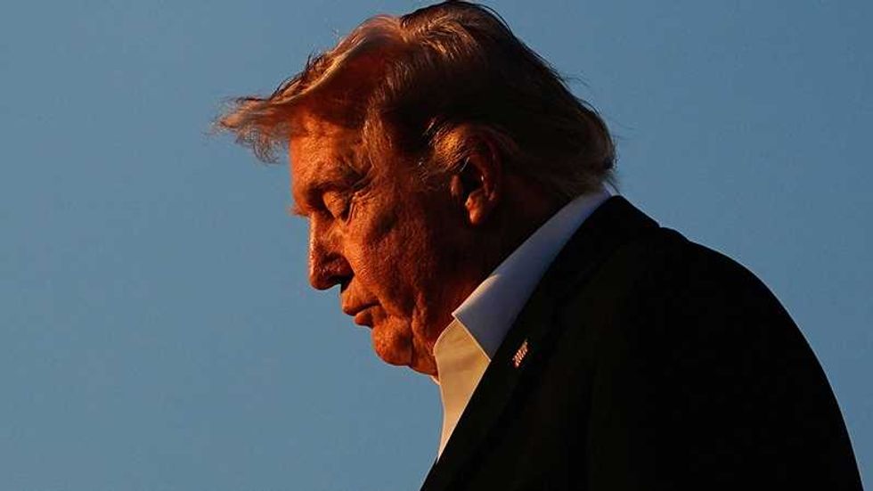 Image for the news : Trump’s swollen legs prompt questions after impromptu doctor’s visit
