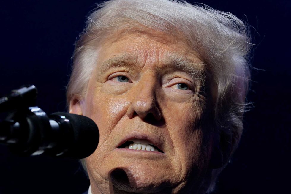 Señal de advertencia parpadeante para Trump mientras los votantes lo culpan 'mucho' por el aumento vertiginoso de los precios de la gasolina