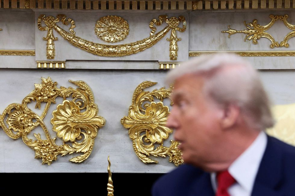 Pokonany na świecie Trump liże rany, otaczając się jeszcze bardziej krzykliwym złotem: raport