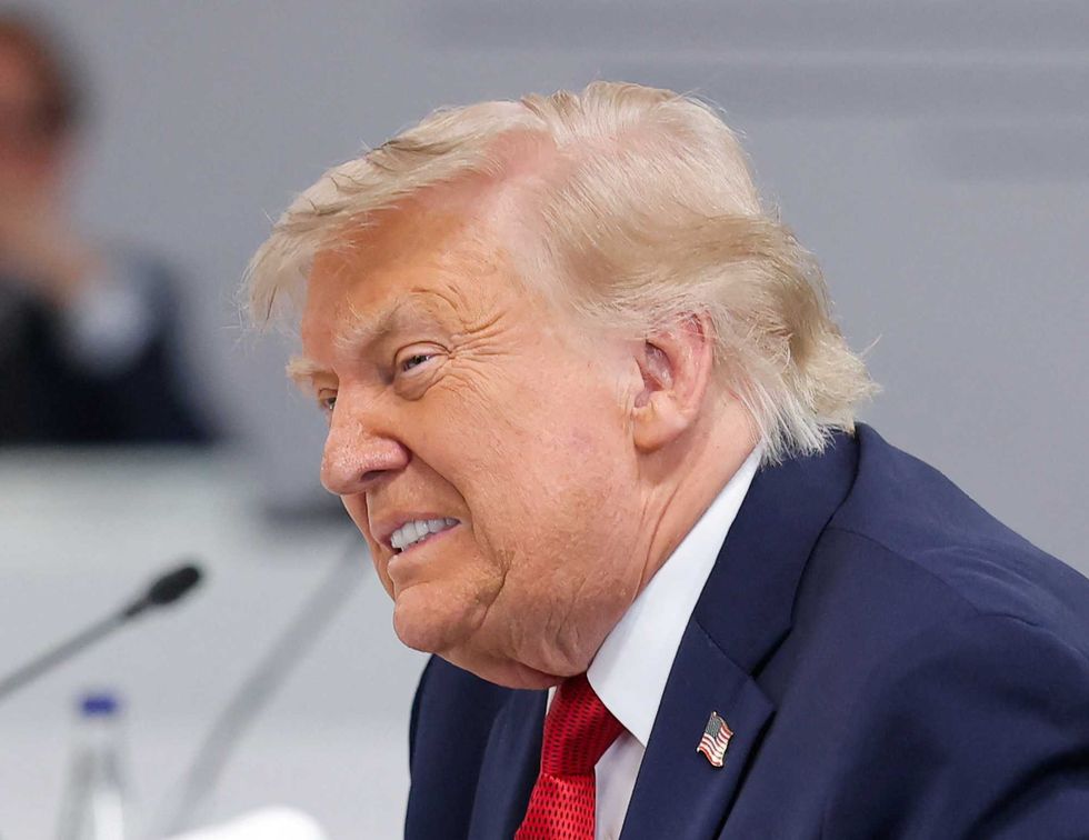 'Juicios de brujas' y un rey loco: la agencia de espionaje británica revela una dura evaluación de Trump
