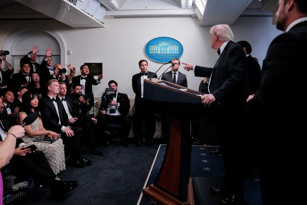 ট্রাম্প দুর্নীতিগ্রস্ত প্রকল্পকে এগিয়ে নিতে গুলিবর্ষণের ঘটনা ব্যবহার করছেন