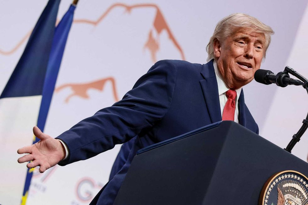 Fox News reporter confronts Trump with his own words on Iran about-face