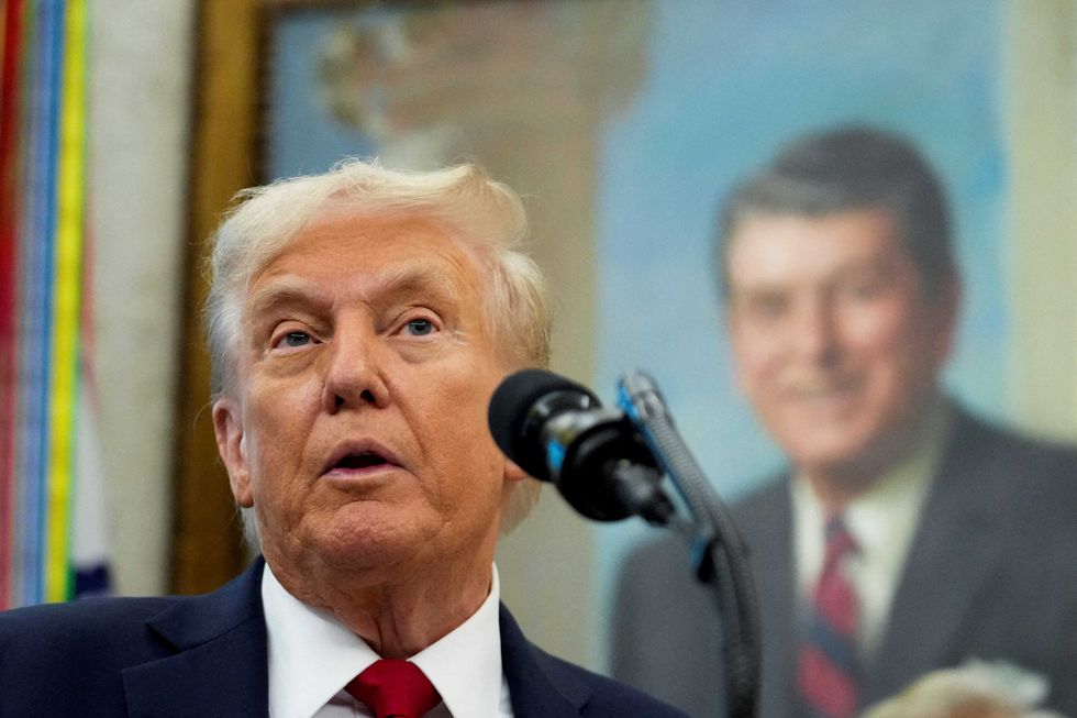 ट्रंप सभी गलत लोगों को 'यू आर फायर्ड' कह रहे हैं — और अमेरिका को अपंग बना रहे हैं