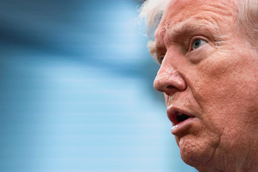 'FALSO Inseguro': presentador de Newsmax publica una rara crítica demoledora a un funcionario de Trump